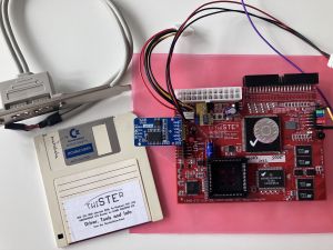 Platine des TwiSTEr mit 68EC020, IDE-Anschluss, USB-Bracket, RTC-Modul, und Treiberdiskette